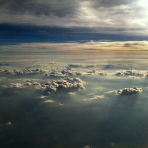 日落時分雲層中透出陽光的鳥瞰圖。 — 天空 壁紙
