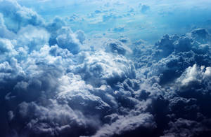 在明亮天空下，各種藍色調蓬鬆雲朵的鳥瞰圖。 — 天空景觀 壁紙