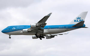 KLM波音747飛機在陰天下放下起落架降落 — 雲朵 壁紙