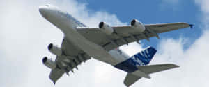 空中巴士A380飛機在藍天白雲中飛行。 — 飛機 壁紙