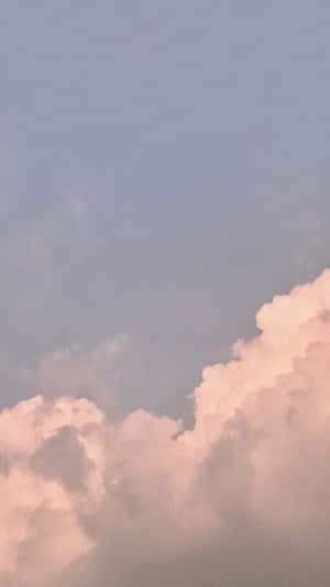 黃昏時分，粉紅雲朵漂浮在淡紫色天空