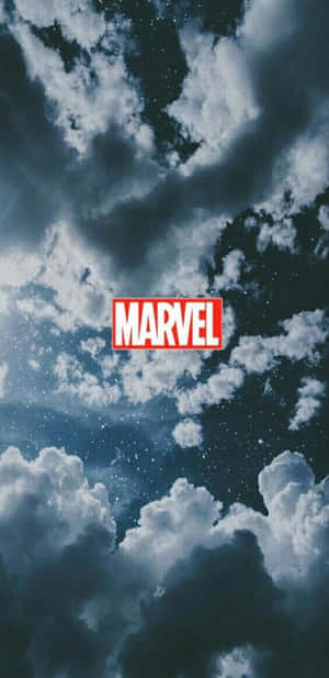 Marvel 標誌位於星空雲層天空的中央