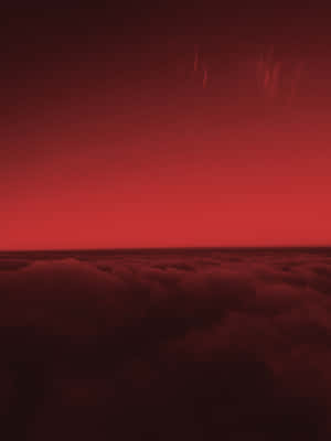 暮色中雲海上的紅色天空