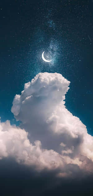 繁星夜空中的蓬鬆雲朵上方的新月與宇宙塵埃