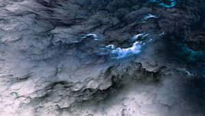 洶湧的海浪在暴風雨的天空下拍打黑暗的懸崖。