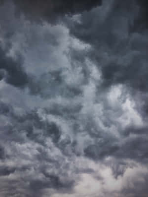 陰沉灰色天空中旋轉的黑暗風暴雲。