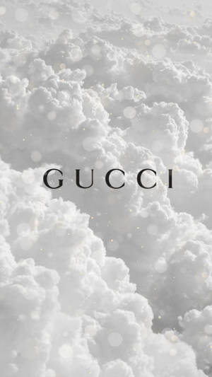 Gucci 標誌漂浮在 fluffy 白色雲朵中，伴隨發光的散景光點。