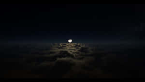 月亮在星夜下從雲層上升起