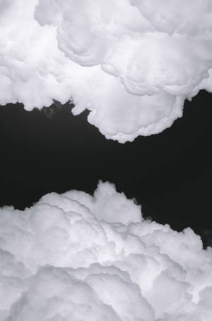 戲劇性的白雲在黑色天空中，具有高對比紋理。