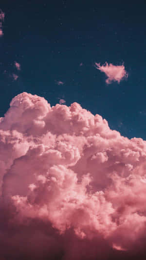 粉紅色雲朵在星空下飄移。 — 唯美雲朵動態 壁紙
