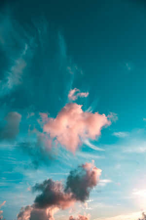 日落時分藍綠色天空中的粉紅色和深色雲朵 — 唯美雲朵動態 壁紙