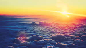 從上方俯瞰多彩雲層上的日出 — 唯美雲朵動態 壁紙