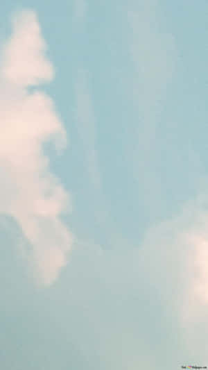 柔和藍色天空，有輕柔白雲飄過。