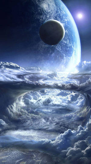 行星和月亮漂浮在旋轉的雲海之上，下方是明亮的太陽。 — 月亮 壁紙