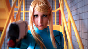扮演薩姆斯·亞蘭的cosplayer在科幻場景中瞄準加農炮。