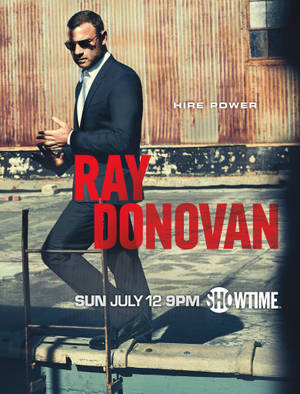 穿著西裝和太陽眼鏡的男人在工業屋頂上行走，帶有 'Ray Donovan' 文字。 — 電影 壁紙