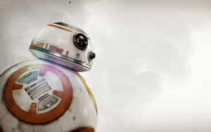 BB-8機械人，經風化的白色和橙色機身，背景是陰雲密佈的天空。
