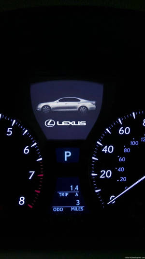 Lexus 汽車儀表板，帶有發光儀表和銀色轎車圖形。