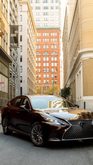日落時分，一輛深棕色 Lexus 房車停放在高樓之間的城市小巷中。