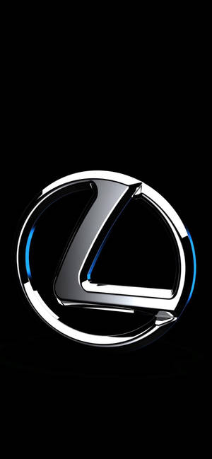 閃亮的鍍鉻 Lexus 標誌，在黑色背景上帶有藍色點綴