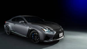 攝影棚中啞光灰色Lexus RC F跑車，帶有戲劇性燈光。