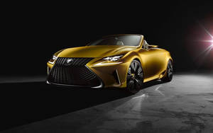 金色Lexus開篷跑車在攝影棚中，帶有戲劇性燈光和鏡頭光暈。