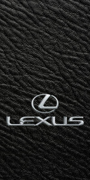 黑色皮革背景上的銀色 Lexus 標誌