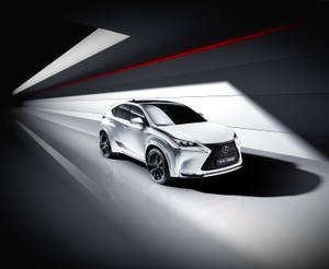 高科技隧道中的銀色Lexus NX SUV，配備動態照明。