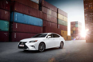 白色Lexus房車停放在日落時的貨櫃場。