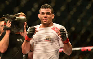 MMA拳手在UFC八角籠中與攝製組慶祝勝利 — 運動 壁紙