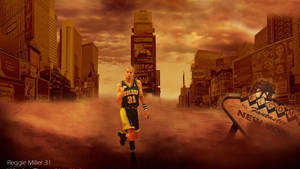Reggie Miller 跑過一條佈滿灰塵的城市街道，兩旁有廣告牌和一個「Welcome to New York」標誌。