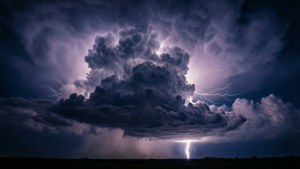 在黑暗景觀上帶有閃電的戲劇性紫色風暴雲。