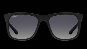 磨砂黑色 Ray-Ban 太陽眼鏡，帶有漸變鏡片，置於黑色背景上。