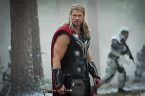 身穿盔甲的 Thor 在雪地森林中手持錘子，身後有士兵。