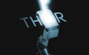 一把發光的錘子，在黑暗環境中帶有「THOR」字樣。 — 黑白藝術 壁紙