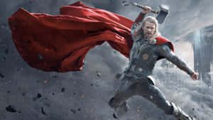 Thor 身穿戰鬥盔甲揮舞著他的錘子，紅色斗篷在碎片中飛揚。
