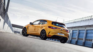 黃色Renaultsport R.S. 01停泊在賽車場車庫。