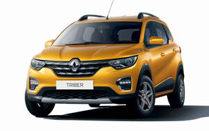 金色雷諾 Triber 緊湊型 SUV 工作室拍攝，線條簡潔，車頭燈現代化。