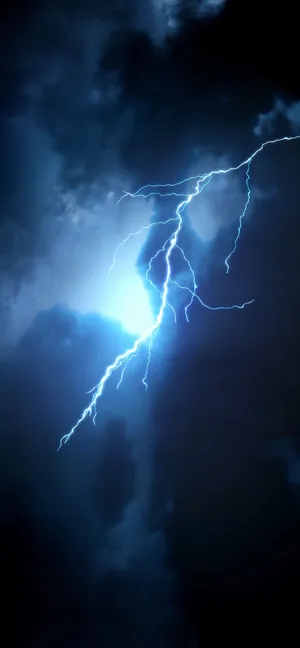 強烈的藍色閃電照亮了夜晚的黑暗暴風雲。