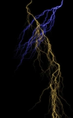 藍色和金色的閃電照亮夜空。