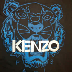 藍色刺繡老虎頭標誌，附有「KENZO PARIS」文字，位於黑色布料上。