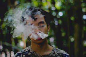 在森林中呼出煙霧的人，背景模糊呈綠色。