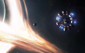 未來風格的太空站圍繞黑洞運行，帶有發光吸積盤和遠處行星。
