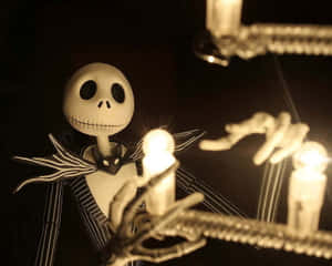 Jack Skellington 在黑暗哥德式場景中拿著蠟燭。