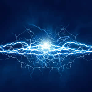 電光藍色閃電在黑暗的暴風雨天空中劈啪作響。