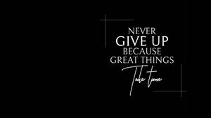 勵志名言 never give up because great things take time 在黑色背景上。
