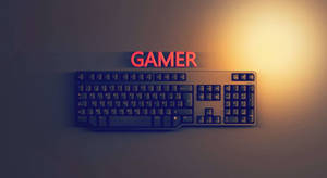 一個黑色遊戲鍵盤安裝在牆上，上方有一個紅色霓虹燈「GAMER」標誌。