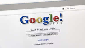 電腦屏幕上顯示的復古 Google Beta 主頁，帶有彩色標誌和搜索欄。