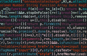 在開發人員的終端機中，彩色代碼在深色螢幕上滾動。