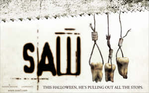 三隻牙齒用鐵線掛喺鋸片上，喺「SAW」字上面。